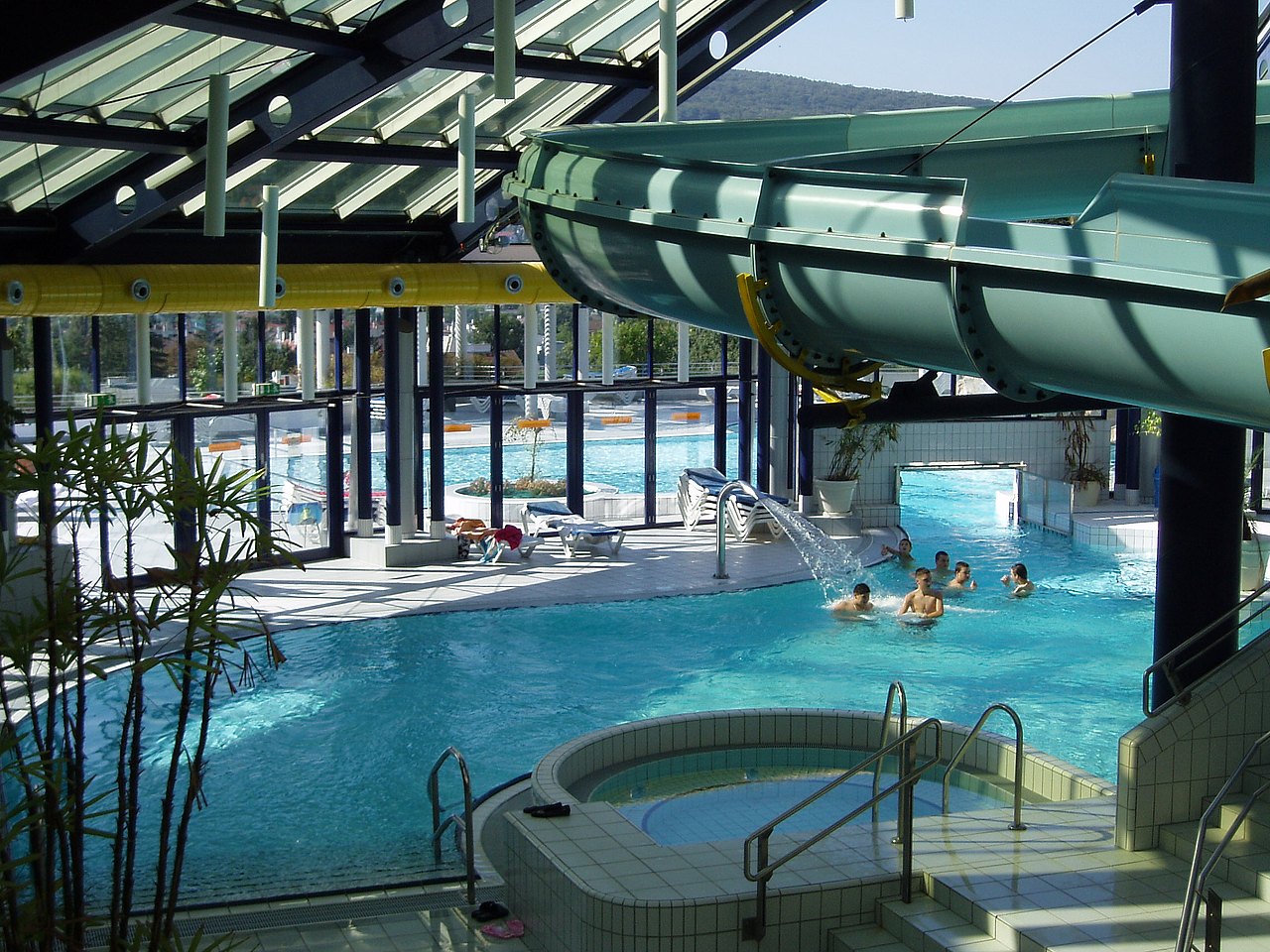 Hallenbad mit Rutsche