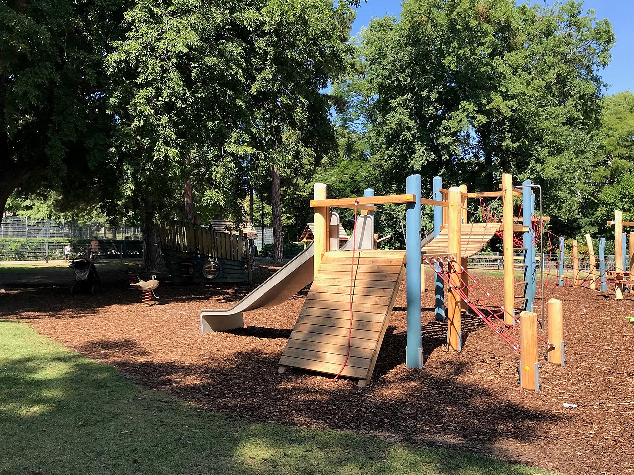 Klettergerät mit breiten Rutschen