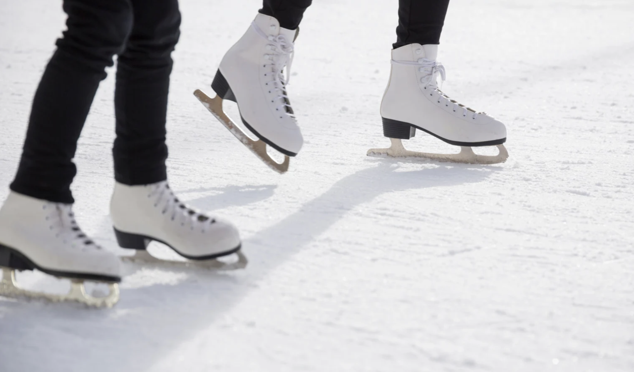 Blick auf Schlittschuhe