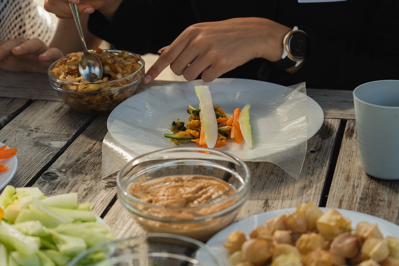 Teller und Schüssel mit Essen auf Tisch