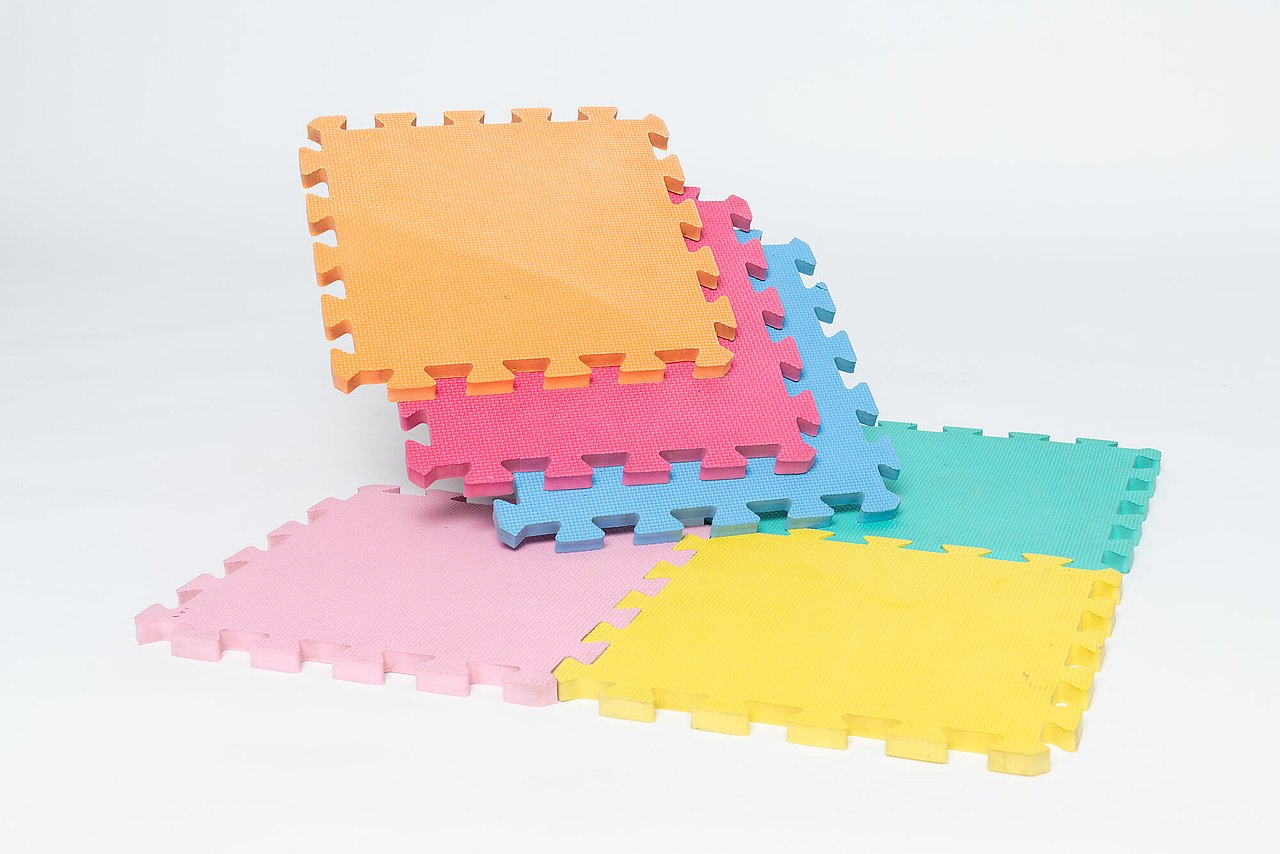Kleine bunte Matten die miteinander verbunden werden können.