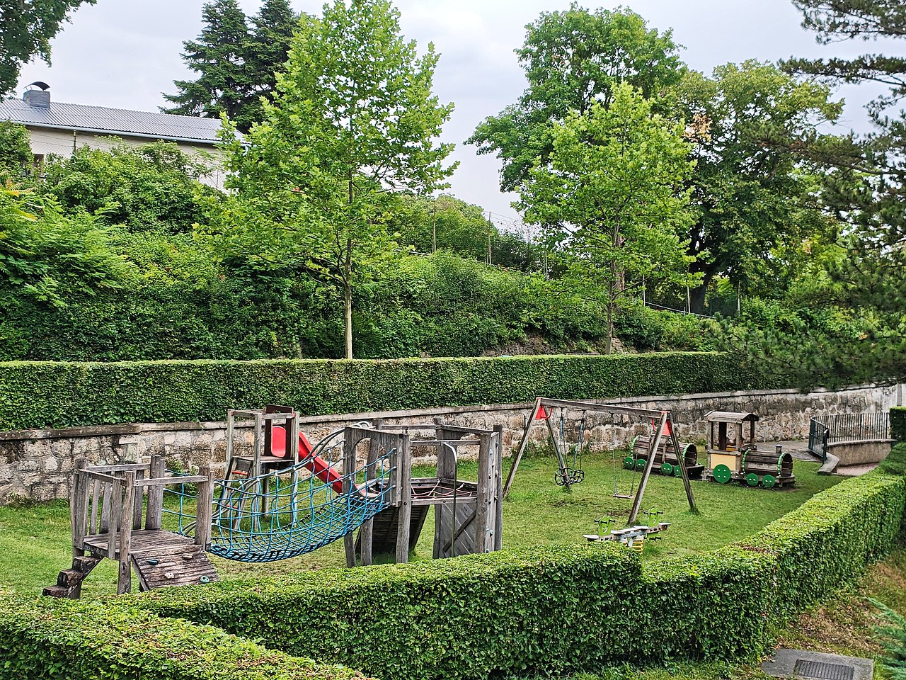 Das Bild zeigt den Kinderspielplatz in der Nähe des Kleinkinderspielbereichs.