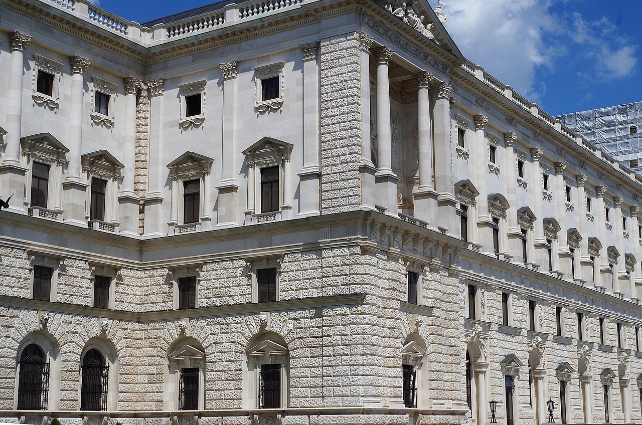 Museumsfassade Die Fassade eines Museums. Das untere Stockwerk ist mit weißer Ziegel-Optik und kleinen Dächern über den Fenstern verziert. Das obere Stockwerk besteht aus glatten, weißen Ziegeln und Säulen zwischen Fenstern mit kleinen Dächern.