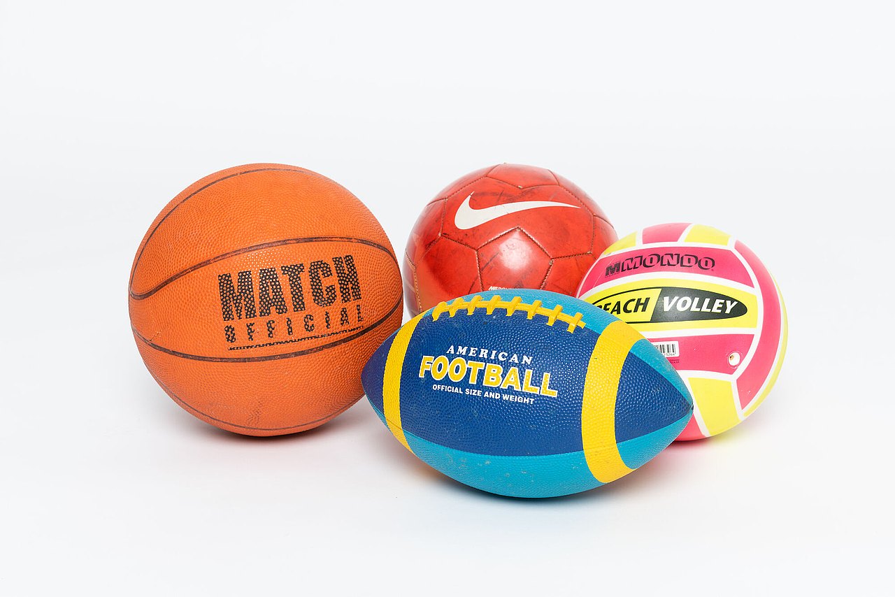 Verschiedene Bälle zB. Football, Basketball, Volleyball, Fußball
