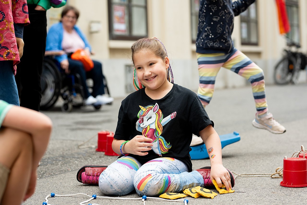 Kinderaktiv - Hollis Grätzltour Kind auf Spielstraße
