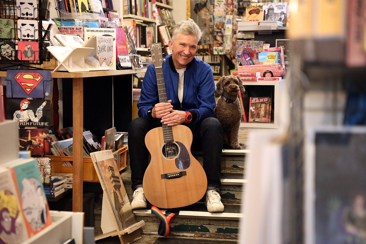 Suli Puschban mit Gitarre