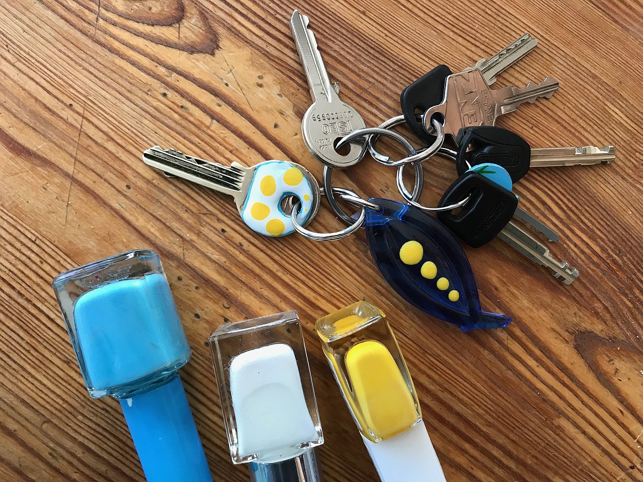 Schlüsselbund und bunter Nagellack