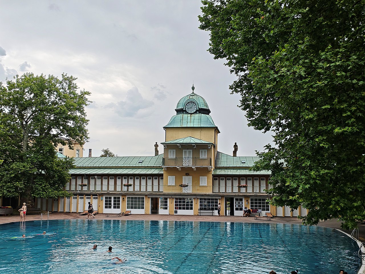 Das Blaue Becken im Thermalbad Bad Vöslau.