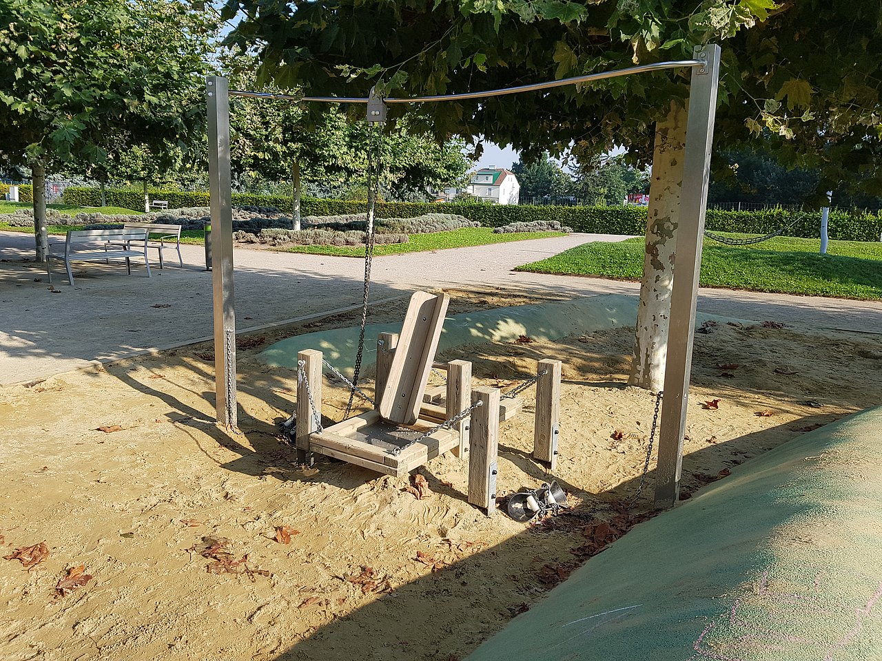 Spielgerät aus Holz auf Sand