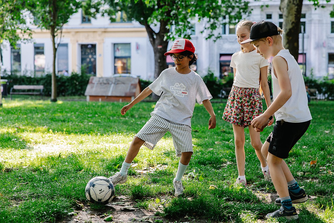 Kinder spielen Fußball