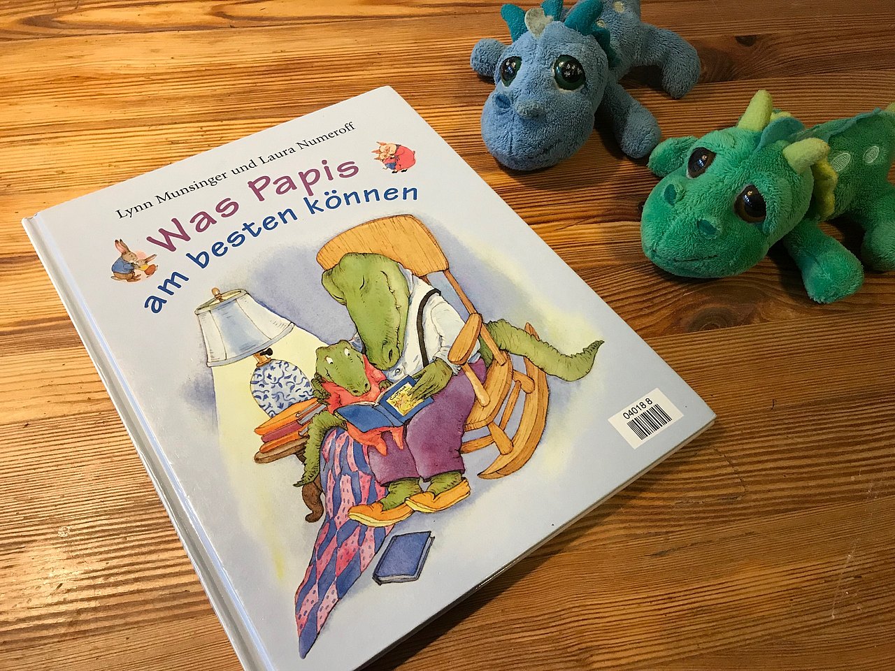 Zwei Plüschdrachen und ein Buchcover: Was Papis am besten können von Lynn Munsinger und Laura Numeroff.