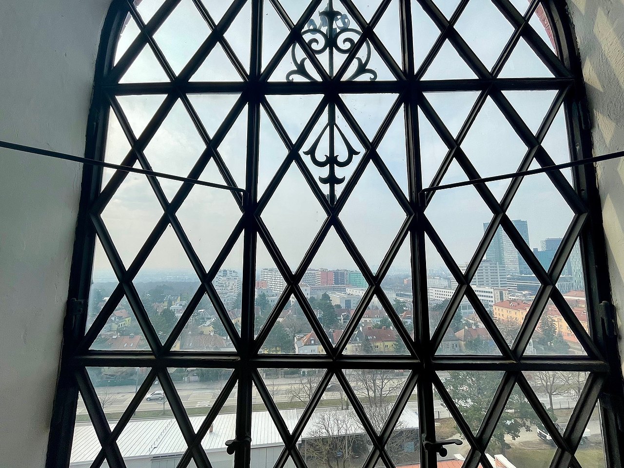 Fenster im Wasserturm schönes schmiedeeisernes Fenster im inneren des Wasserturms auf dem Weg nach oben