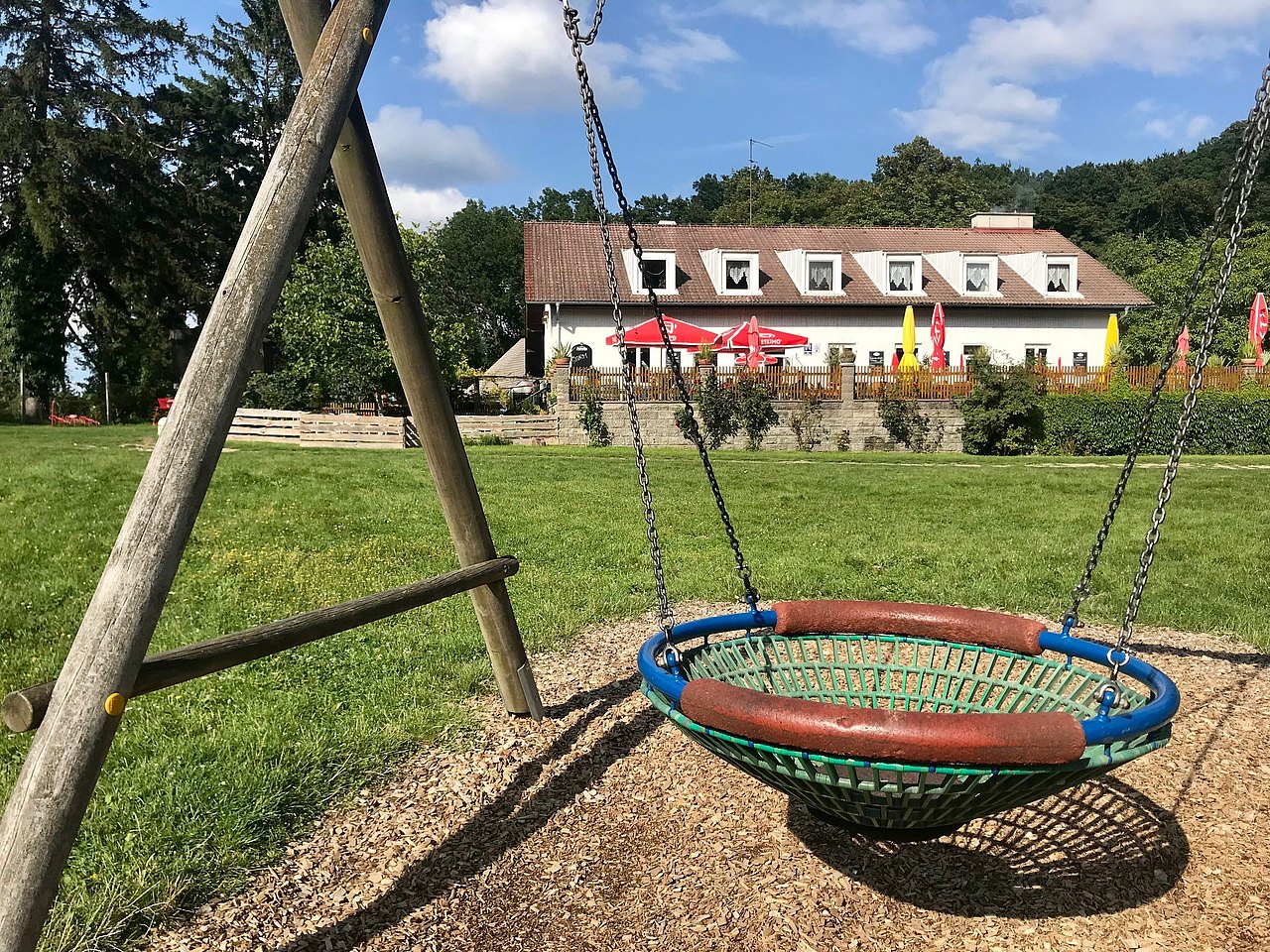 Jägerwiese mit Spielplatz mit Korbschaukel