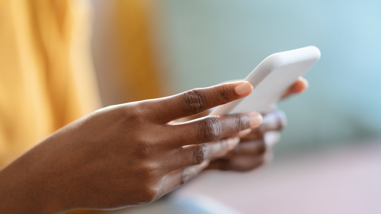 eine Person hält ihr Handy für eine Chat-Beratung