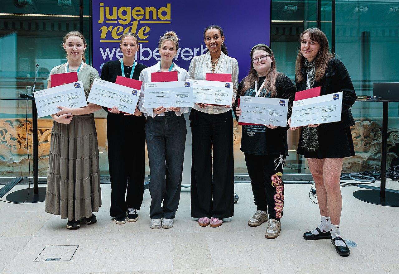 Die sechs Wiener Rednerinnen beim Bundesfinale vom Jugend-Redewettbewerb 2026 haben alle bei der Sieger*innen-Ehrung Platzierungen bekommen. Gruppenfoto der Rednerinnen mit ihren Auszeichnungen.