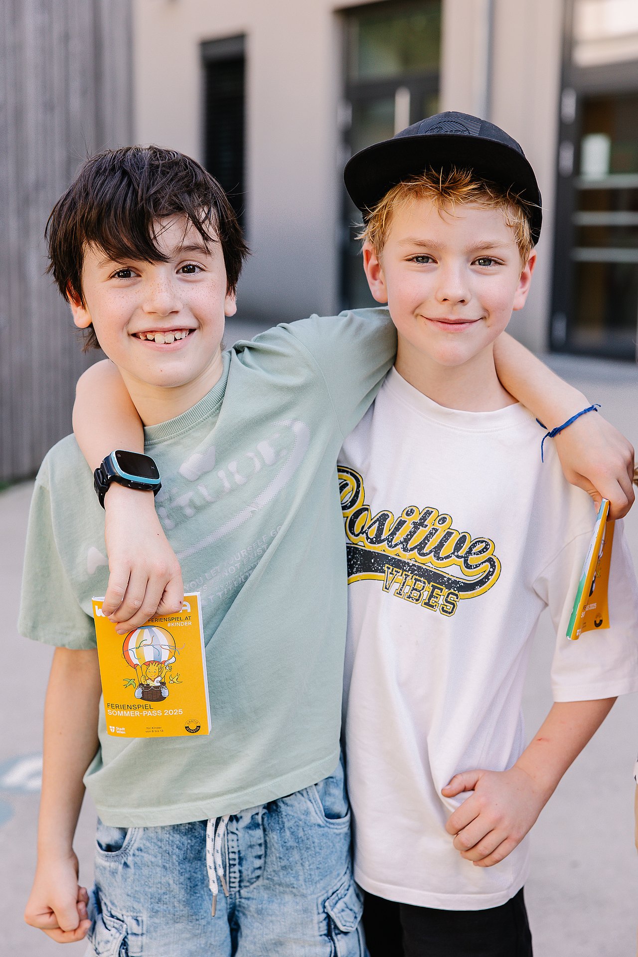 Musik und Bewegung machen Stimmung Zwei fröhliche Buben