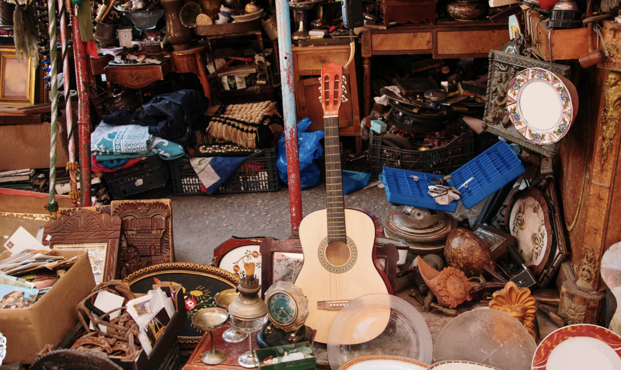 Flohmarkt-KrimsKrams, im Fokus eine alte Gitarre