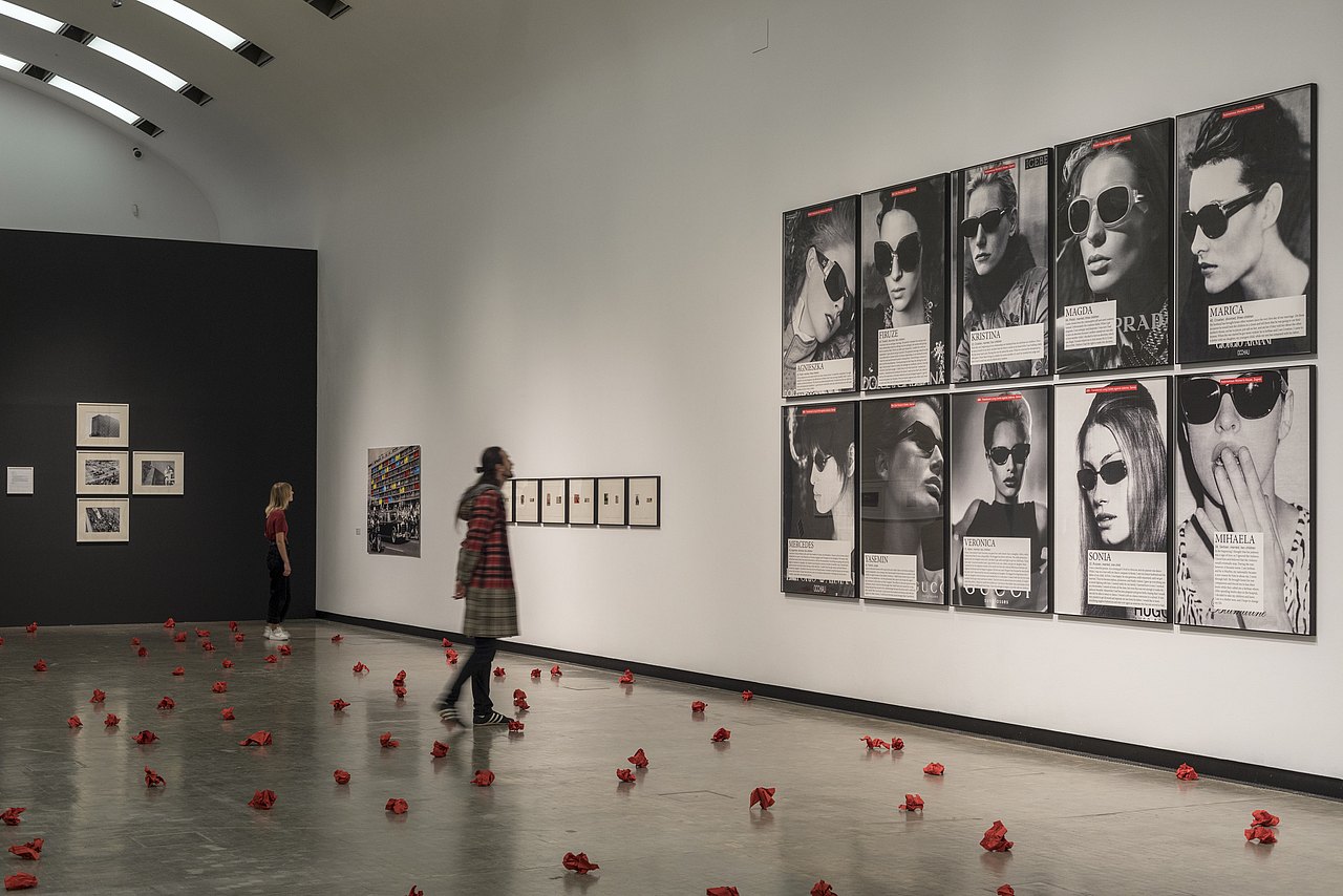 Frau inmitten einer Kunstausstellung