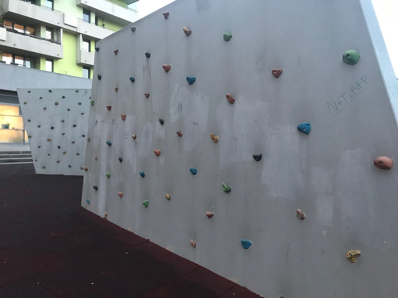 Große Boulderwand die sich in mehreren Ecken nach hinten zieht