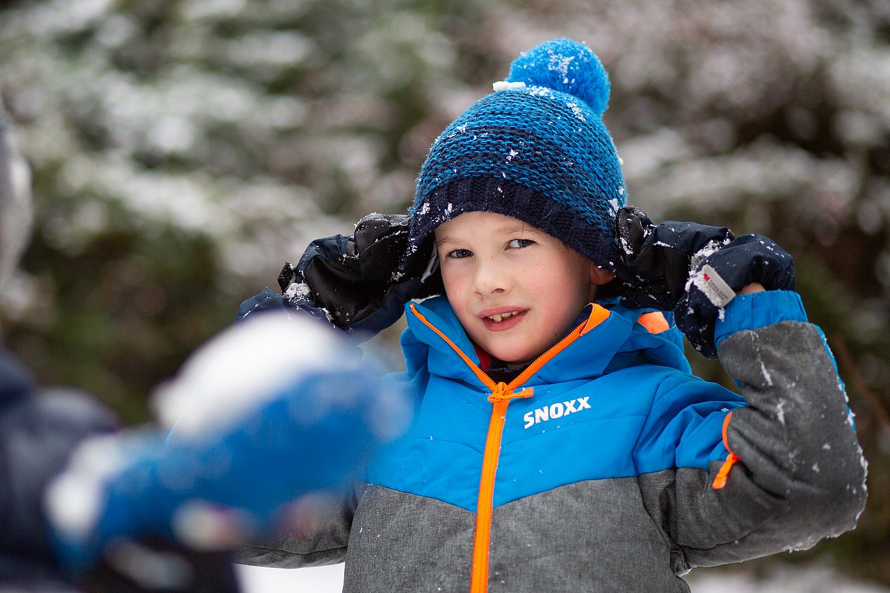 Bub im Winter mit Mütze