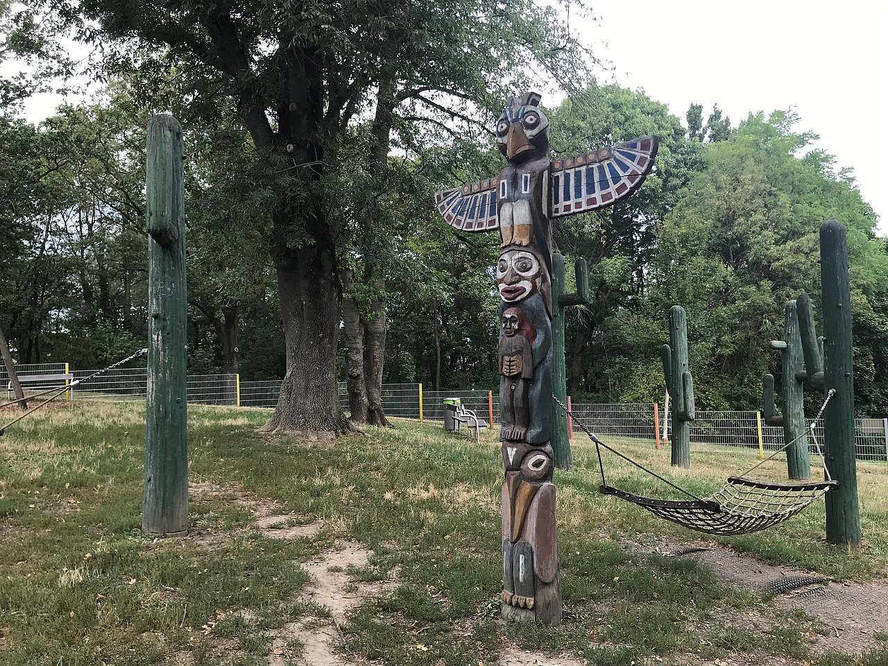 Totempfahl auf Westernspielplatz