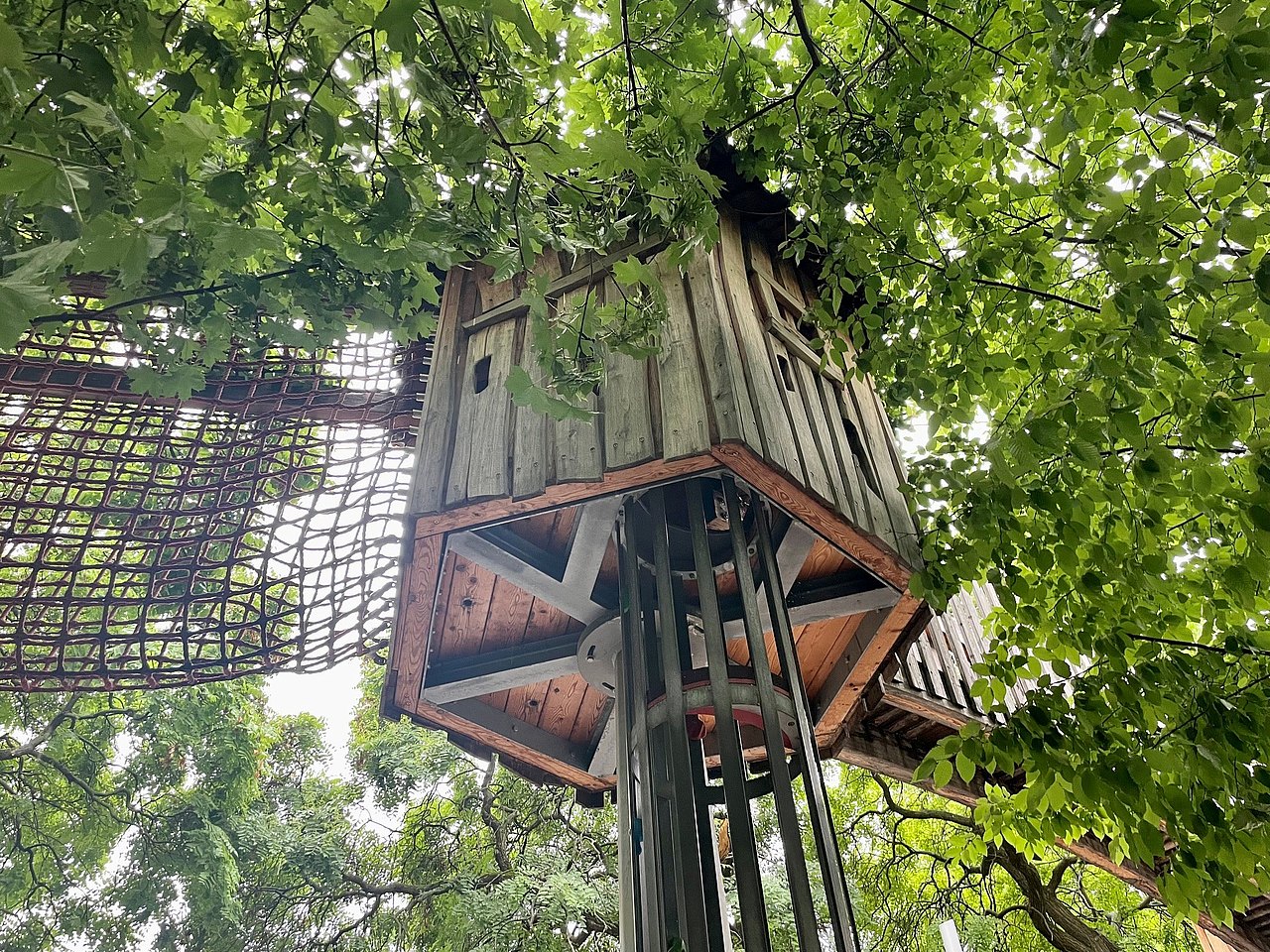 Holzhäuschen im Blätterdach am Bachherpark Holzhäuschen in luftiger Höhe mittten im Blätterdach am Bachherpark