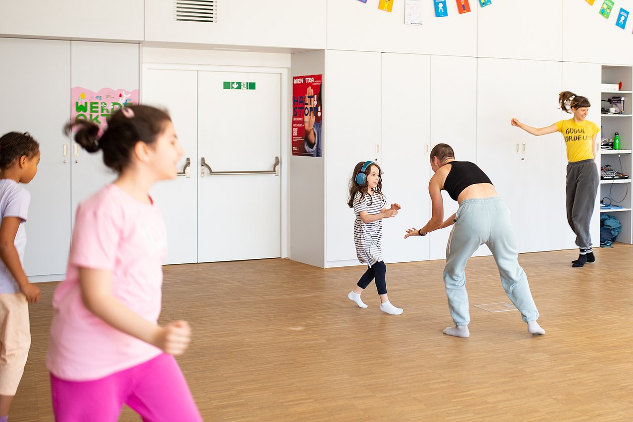 Kinder tanzen in einem Raum
