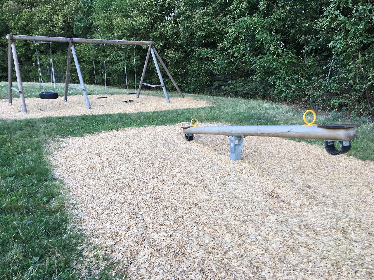 Ansicht auf Spielplatz mit Wippe und Schaukeln