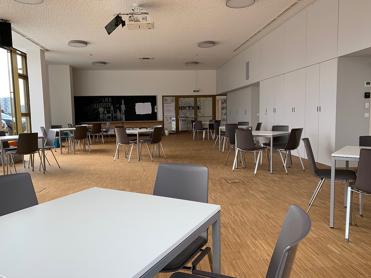 Raum mit Tischgruppen mit jeweils 4 Sesseln