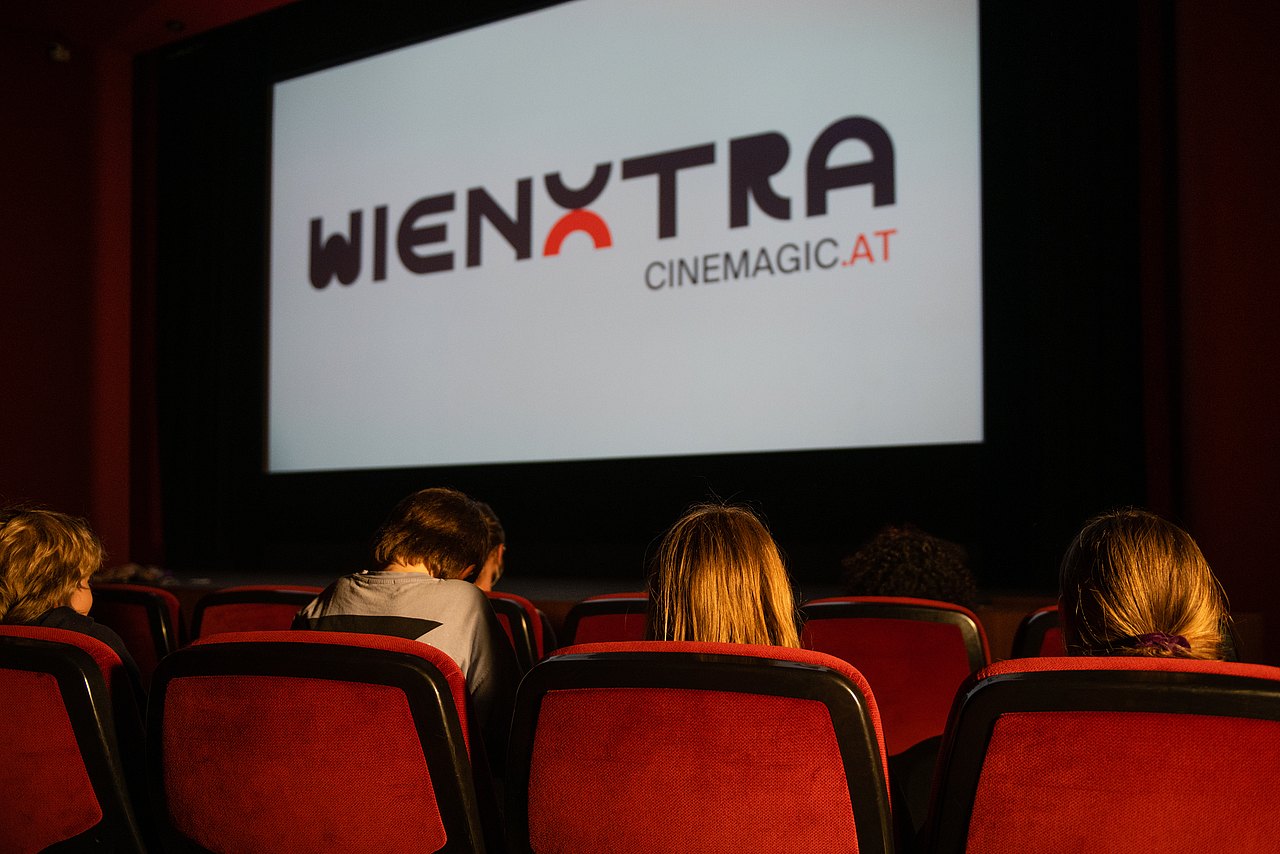 WIENXTRA Kinderkino-Saal Kinosaal in dem groß das Banner vom WIENXTRA-Kinderkino Cinemagic hängt