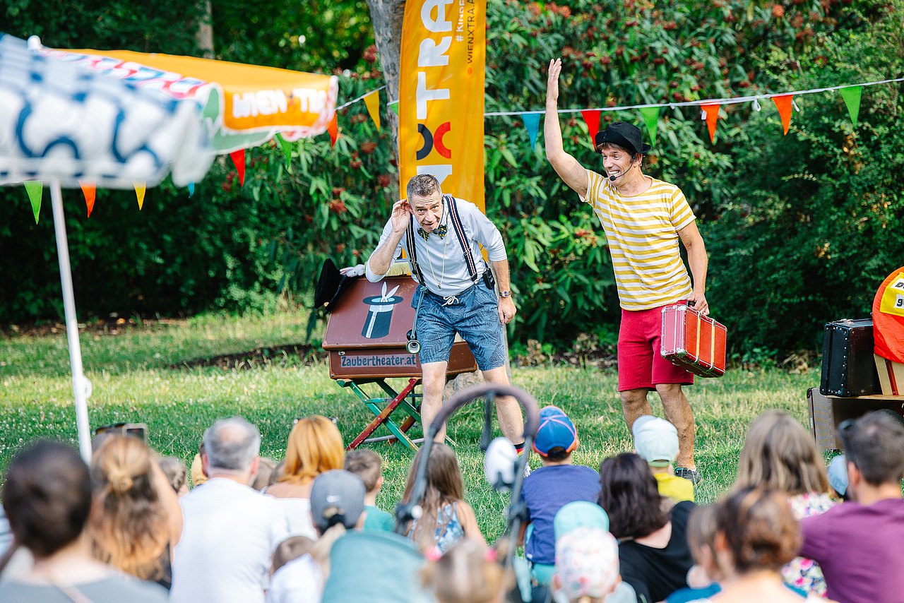 Hollis Grätzltour und Vorhang auf im Park