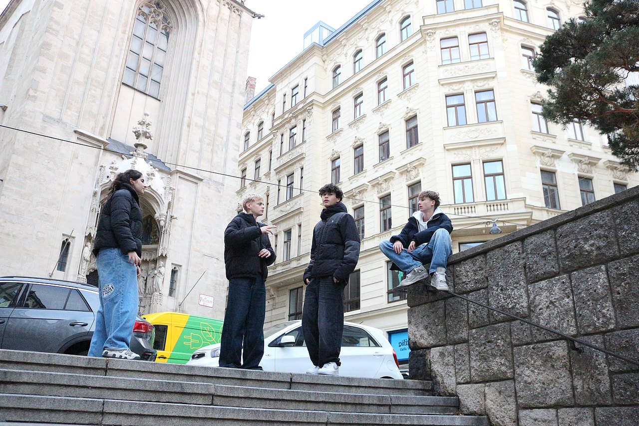 Jugendliche hängen in der Innenstadt ab.