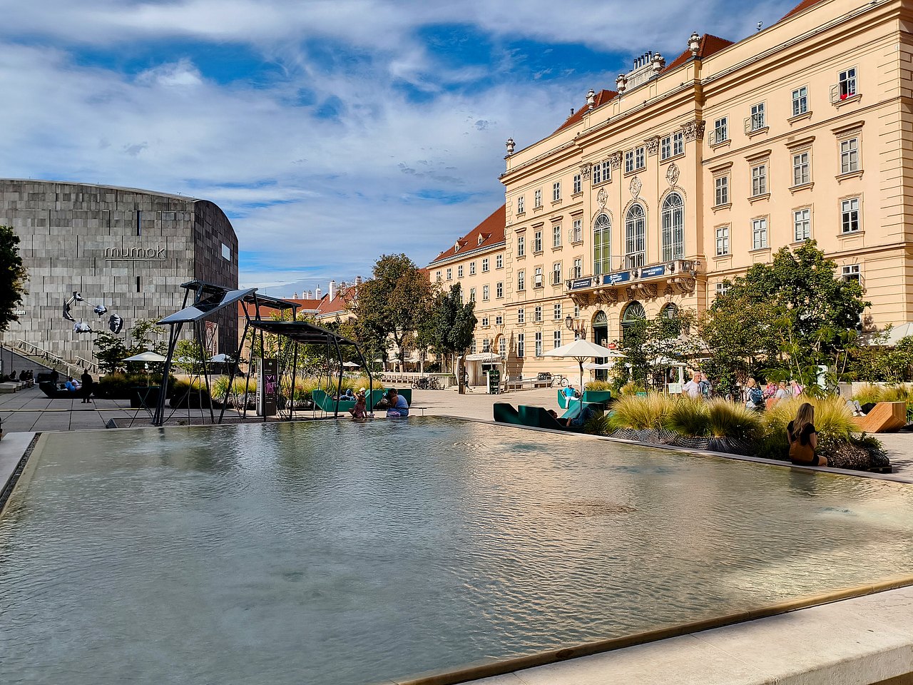 MuseumsQuartier Wien mit barocken und modernen Gebäuden an einem Wasserbecken.
