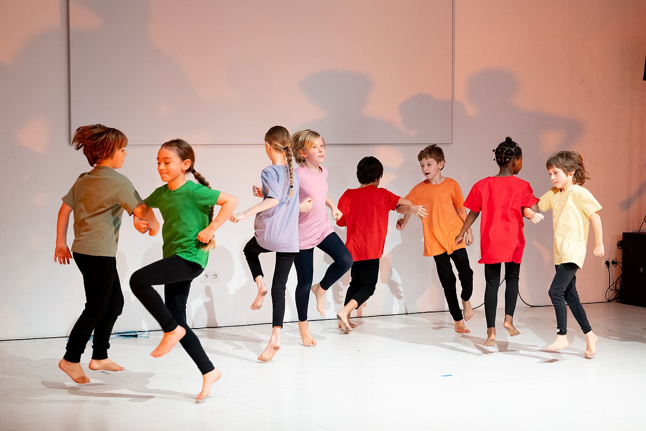 mehrere tanzende Kinder