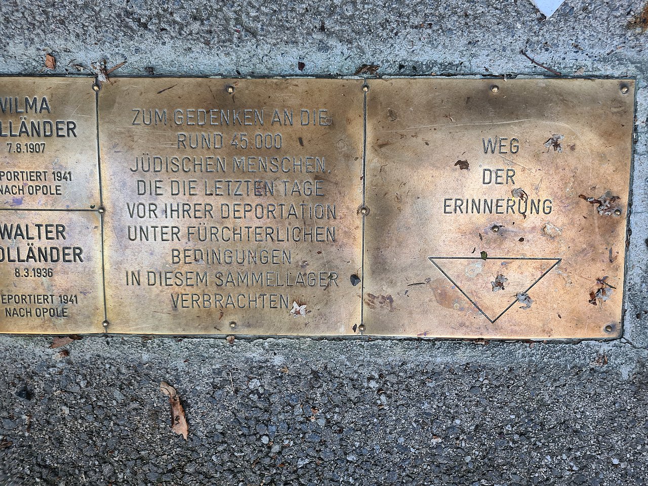 Weg der Erinnerung Holocaust-Gedenktafeln am Gehsteig