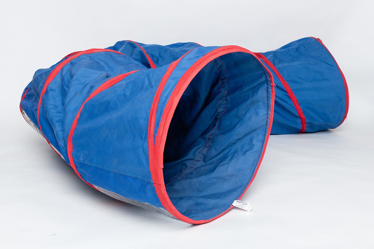 Kunststofftunnel mit Fenstern zum Durchkriechen