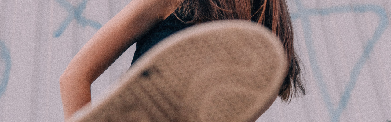 Eine Person die mit dem Fuß kickt. Dabei ist die Schuhsohle sichtbar