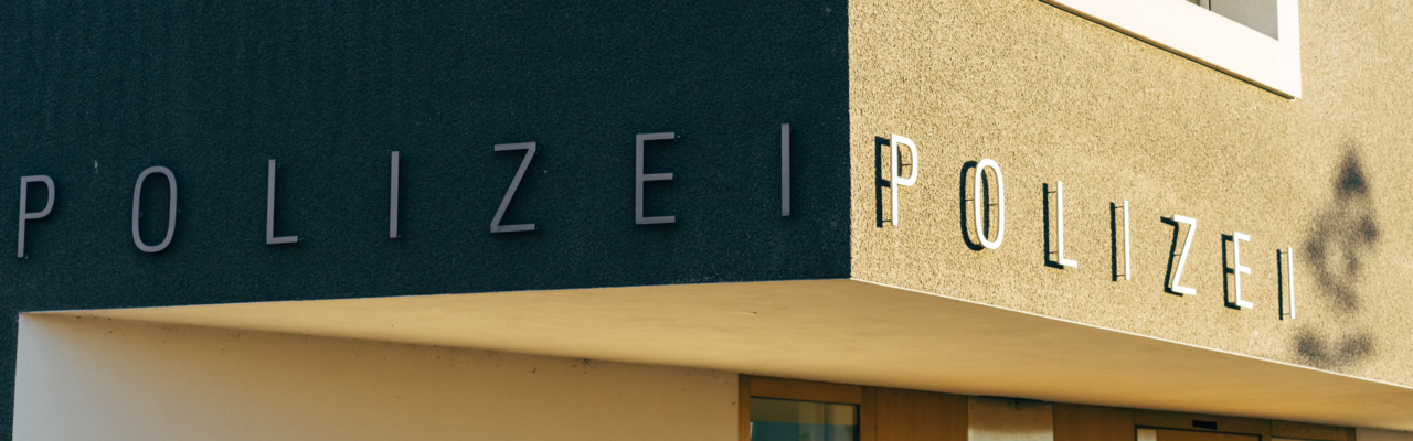 Eine Polizeistation mit der Aufschrift "Polizei" an der Hausmauer