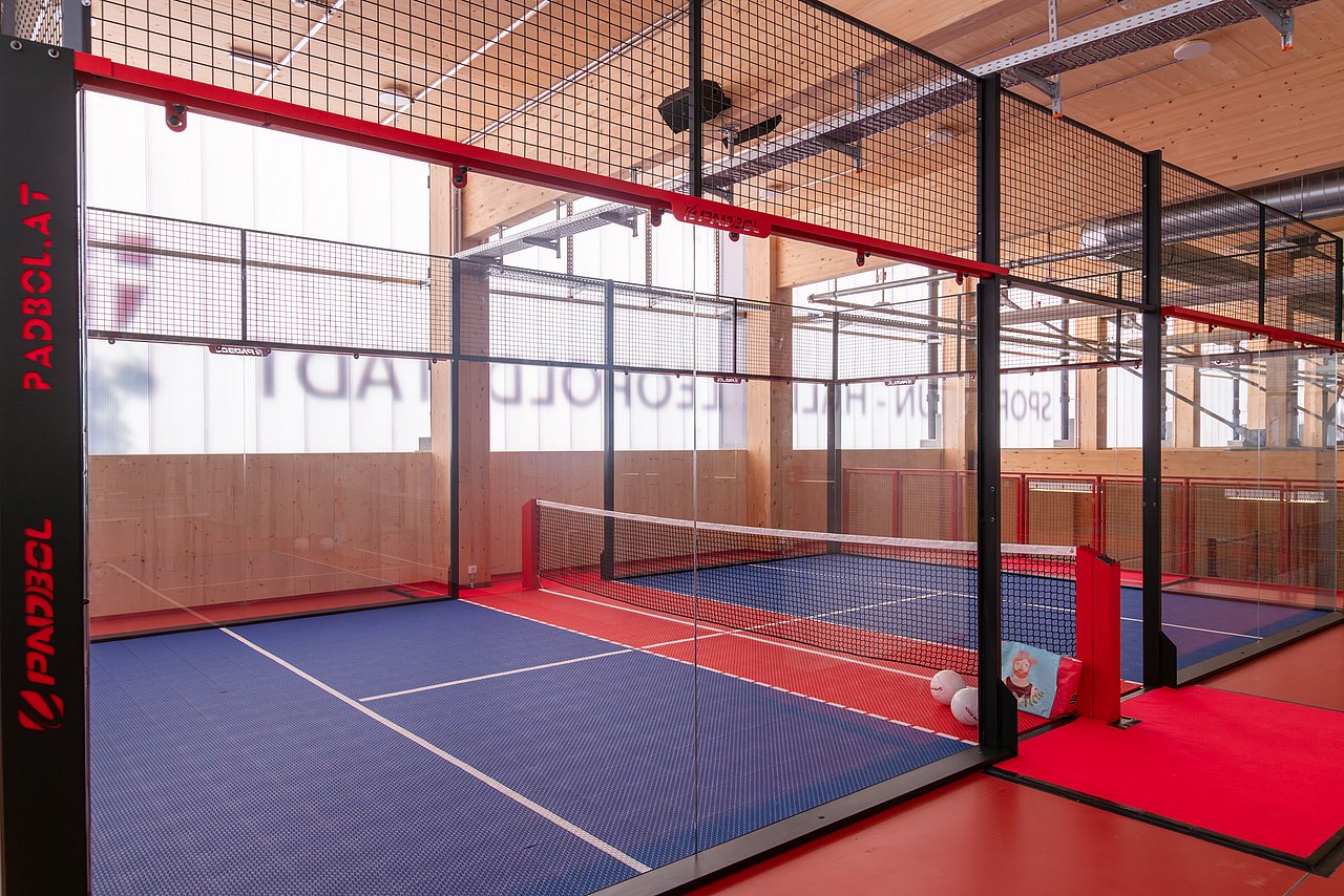 Sicht auf Padball-Feld in einer Halle