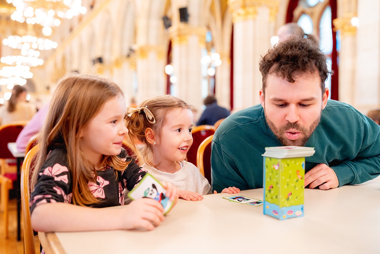 Spielen Spielende - Mann mit Kindern - im Rathaus