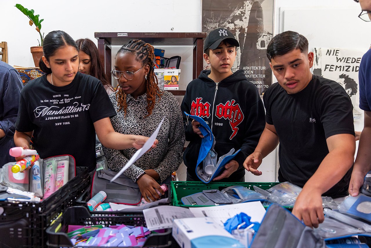 Schüler*innen packen Hygienetaschen für Obdachlose