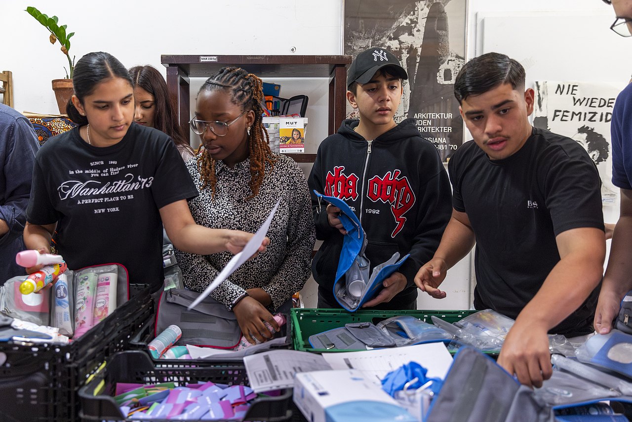 Schüler*innen packen Hygienetaschen für Obdachlose