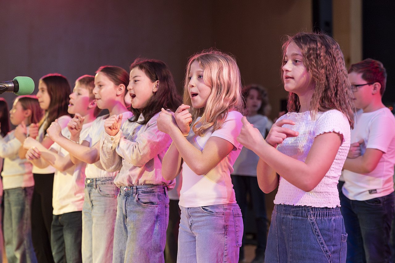 Mehrere Kinder singen gemeinsam ein Lied