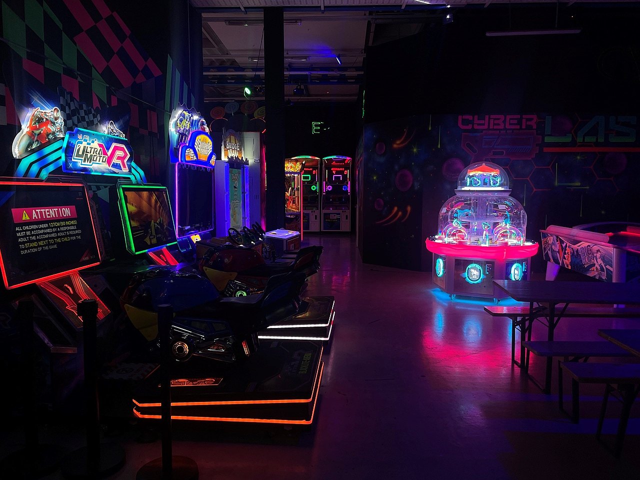 verschiedene Spielautomaten in der Blaklite Arena