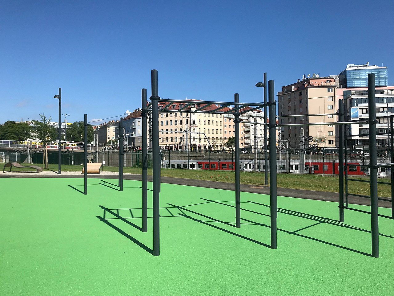 Calisthenics-Bereich Reckstangen von oben fotografiert vom Calisthenics-Bereich in der Parkanlage Schedifkaplatz