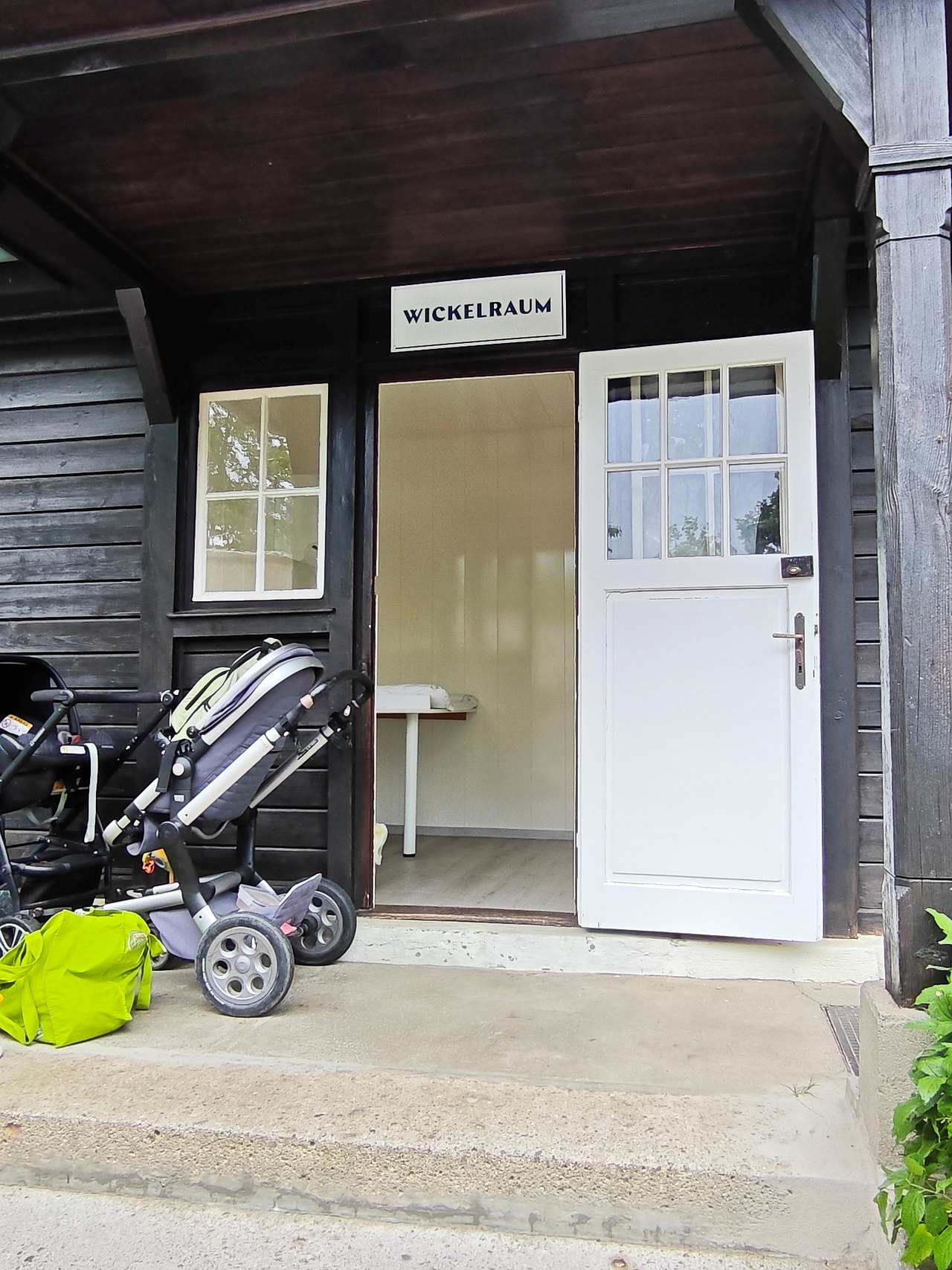 Das Bild zeigt den Eingang zum Wickelraum beim Kleinkinderspielbereich.