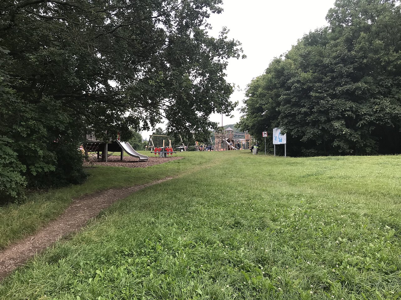Spielplatz Roter berg West Blick auf den Spielplatz mit Kletterturm und Schaukeln und Wald