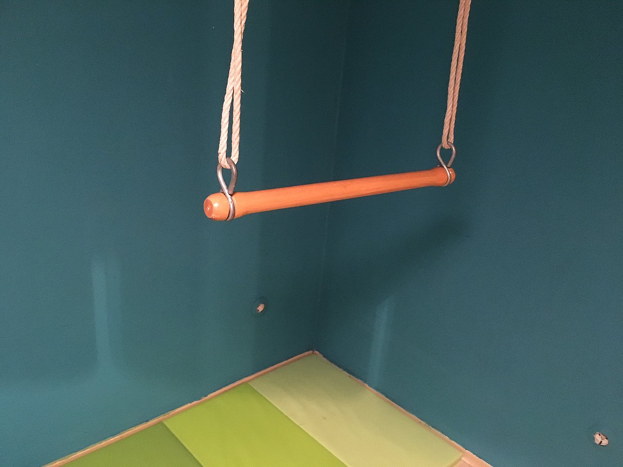 Trapez, das von der Decke hängt