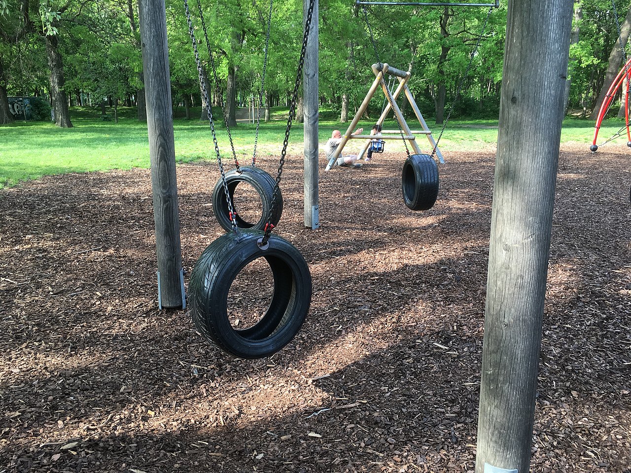 Reifenschaukel am Spielplatz