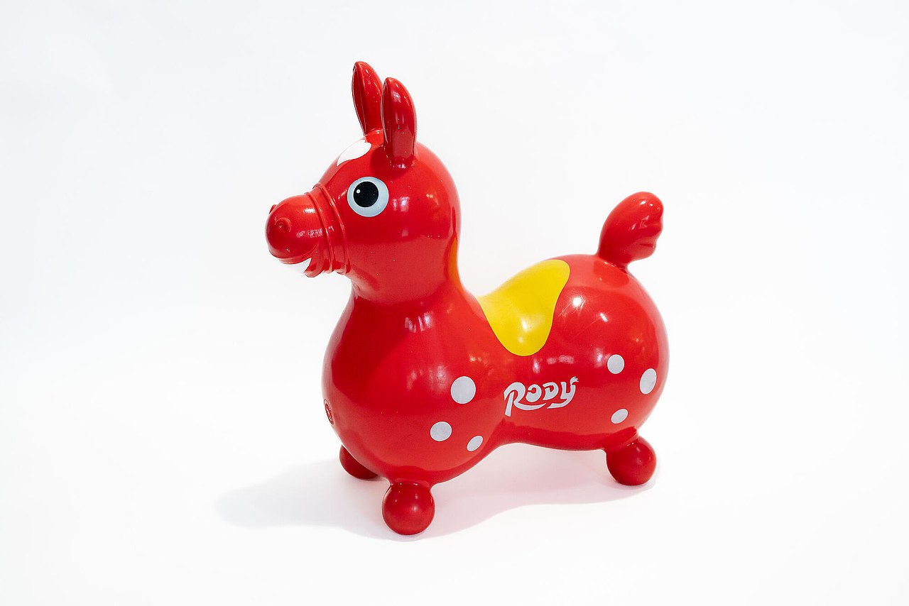 Kunststoffpferd mit Luft befüllt